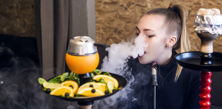 shisha aroma maedchen rauchen shisha mit fruechten