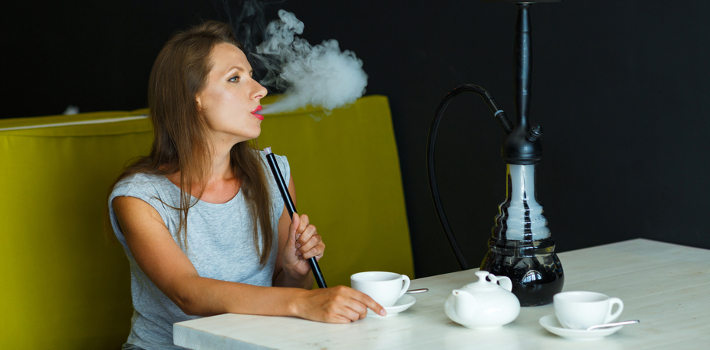 shisha zubehoer ersatzteile frau shisha rauchen in einem cafe