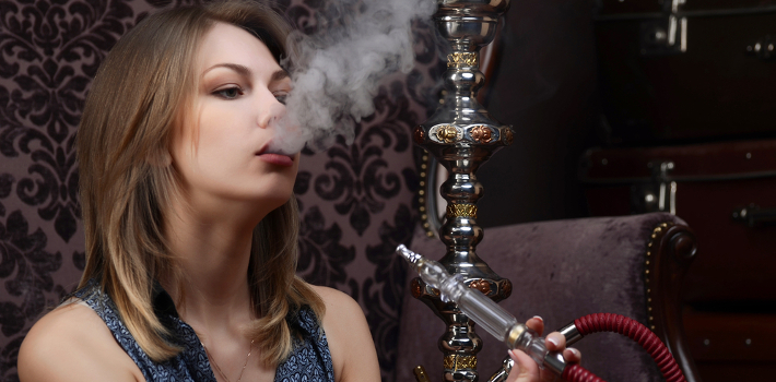 shishas frau mit einer shisha