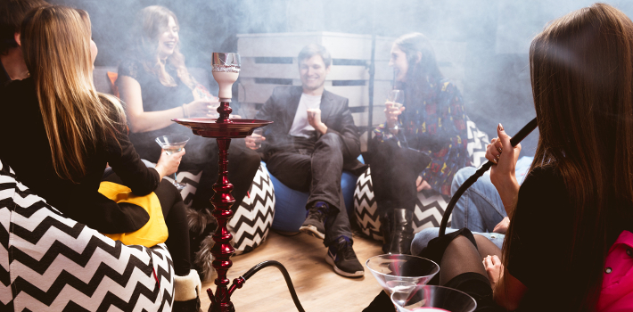 shishas gruppe freunde rauchen