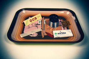 Rolling tray cover auf Holz Bauunterlage Joint Hase Gesicht Hut