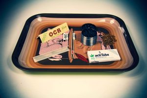 Rolling tray cover auf Holz Bauunterlage Joint Hase Gesicht Hut 