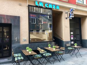 La Casa Shisha Bar München Fenster mit Außenbereich