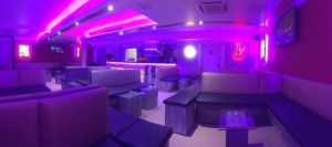 Luna Shisha Bar München Sitzgarnitur lila Licht
